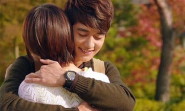 9. Ôm nhau.Tương tự như nắm tay và hôn, ôm cũng rất quan trọng. Ôm như một cách để nói "Xin chào" sau một thời gian xa nhau, là một cách để tái khẳng định sự liên kết giữa hai người. 9. Ôm nhau.Tương tự như nắm tay và hôn, ôm cũng rất quan trọng. Ôm như một cách để nói "Xin chào" sau một thời gian xa nhau, là một cách để tái khẳng định sự liên kết giữa hai người.