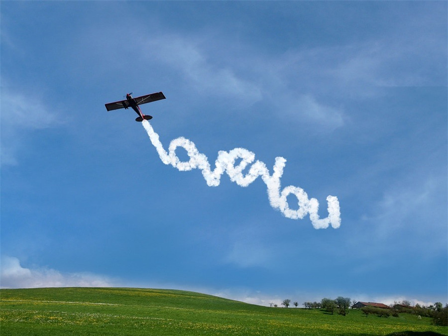 1. Luôn nói "Anh yêu em"/ "Em yêu anh". Cụm từ này thường xuyên được dùng khi hai người yêu nhau nhưng lại có thể biến mất khi họ trở thành vợ chồng hay sống cùng nhau một thời gian dài. Hãy nói lời yêu với người yêu/vợ/chồng bạn mỗi ngày ít nhất một lần bởi điều này rất có ý nghĩa với họ. 1. Luôn nói "Anh yêu em"/ "Em yêu anh". Cụm từ này thường xuyên được dùng khi hai người yêu nhau nhưng lại có thể biến mất khi họ trở thành vợ chồng hay sống cùng nhau một thời gian dài. Hãy nói lời yêu với người yêu/vợ/chồng bạn mỗi ngày ít nhất một lần bởi điều này rất có ý nghĩa với họ.