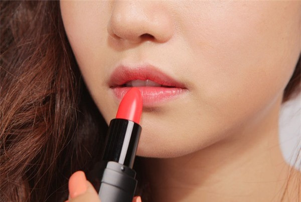Chọn dòng son phù hợp để giúp đôi môi đẹp. Tuyệt chiêu để môi hết xỉn màu và khô ráp do đánh son