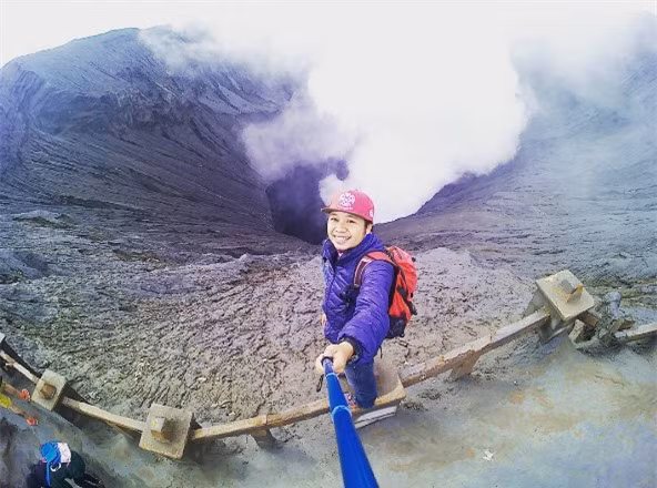 Chụp ảnh trên miệng núi lửa Bromo đang hoạt động ở Indonesia.