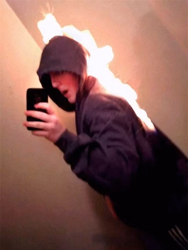 Đây không phải là thủ thuật được một diễn viên đóng thế thực hiện. Một người bình thường đốt cháy chính mình để có được một bức ảnh selfie bất thường. Đây không phải là thủ thuật được một diễn viên đóng thế thực hiện. Một người bình thường đốt cháy chính mình để có được một bức ảnh selfie bất thường.
