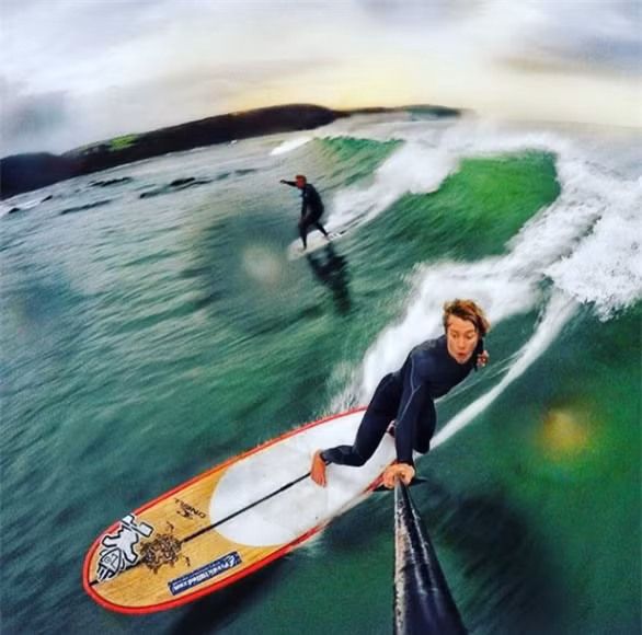 Một số người luôn tìm cách chụp ảnh ấn tượng ngay cả khi họ đang cưỡi sóng. Một số người luôn tìm cách chụp ảnh ấn tượng ngay cả khi họ đang cưỡi sóng.