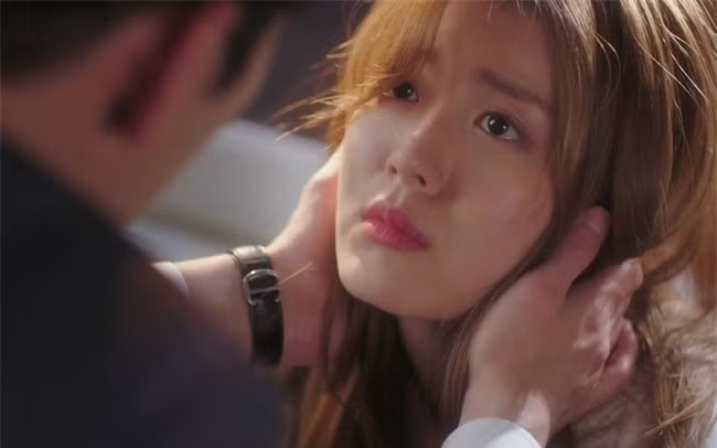 Trước khi đường ai nấy đi, chồng cũ trả tôi chiếc điện thoại mà anh đã mượn thời còn yêu nhau, không ngờ những thứ chứa trong đó khiến tôi lặng người - Ảnh 1.