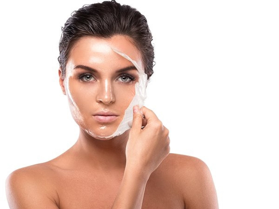 Lột da hóa học: Lột da hóa học (chemical peel) là một liệu pháp ngày càng được áp dụng phổ biến trong điều trị thâm sẹo do mụn. Chuyên gia sẽ sử dụng hóa chất để “lột” vùng da thâm sẹo. Lột da hóa học: Lột da hóa học (chemical peel) là một liệu pháp ngày càng được áp dụng phổ biến trong điều trị thâm sẹo do mụn. Chuyên gia sẽ sử dụng hóa chất để “lột” vùng da thâm sẹo.