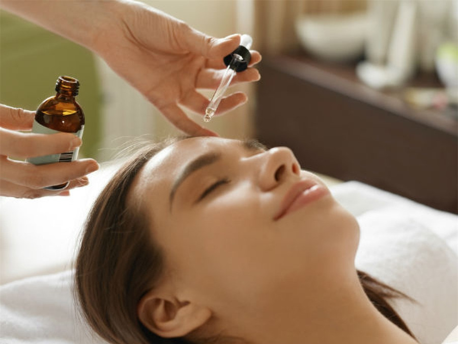 Sử dụng tinh chất vitamin C: Tinh chất vitamin C là liệu pháp hàng đầu cho việc trị thâm sau mụn, bởi vitamin C giúp đẩy mạnh quá trình sản sinh collagen. Bạn chỉ cần thoa tinh chất lên vùng da bị thâm hằng ngày để có kết quả tốt nhất. Sử dụng tinh chất vitamin C: Tinh chất vitamin C là liệu pháp hàng đầu cho việc trị thâm sau mụn, bởi vitamin C giúp đẩy mạnh quá trình sản sinh collagen. Bạn chỉ cần thoa tinh chất lên vùng da bị thâm hằng ngày để có kết quả tốt nhất.