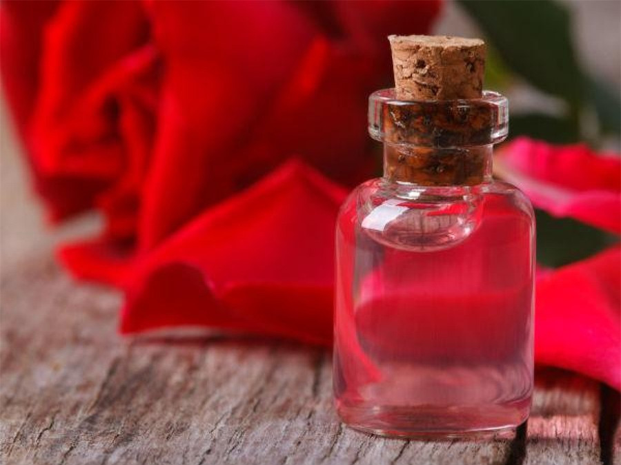 Bột gỗ đàn hương và nước hoa hồng: Cả bột gỗ đàn hương và nước hoa hồng đều chứa các thành phần có hiệu quả trong điều trị thâm sẹo. Bạn chỉ cần trộn 1 thìa bột gỗ đàn hương với 2 thìa nước hoa hồng, thoa hỗn hợp lên vùng da thâm sẹo rồi xả sạch với nước lạnh sau 15 phút. Bột gỗ đàn hương và nước hoa hồng: Cả bột gỗ đàn hương và nước hoa hồng đều chứa các thành phần có hiệu quả trong điều trị thâm sẹo. Bạn chỉ cần trộn 1 thìa bột gỗ đàn hương với 2 thìa nước hoa hồng, thoa hỗn hợp lên vùng da thâm sẹo rồi xả sạch với nước lạnh sau 15 phút./.