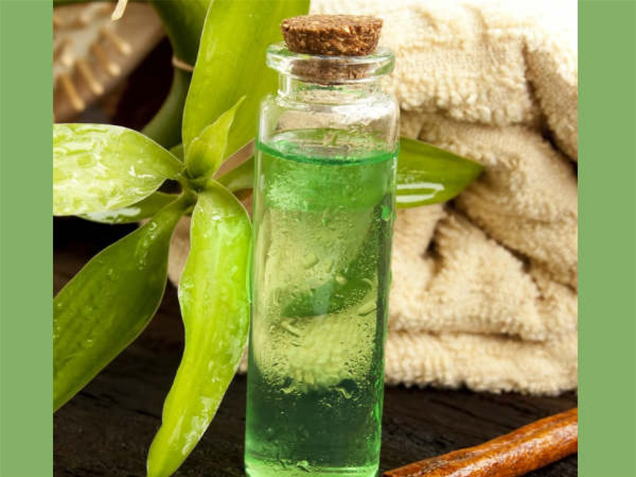 Tinh dầu tràm trà: Tinh dầu tràm trà rất giàu các thành phần kháng khuẩn giúp nhanh chóng làm mờ thâm sẹo, đồng thời ngăn mụn quay trở lại. Bạn chỉ cần hòa vài giọt dầu tràm trà với dầu dừa hoặc dầu ô-liu, sau đó thoa lên vùng da thâm sẹo. Tinh dầu tràm trà: Tinh dầu tràm trà rất giàu các thành phần kháng khuẩn giúp nhanh chóng làm mờ thâm sẹo, đồng thời ngăn mụn quay trở lại. Bạn chỉ cần hòa vài giọt dầu tràm trà với dầu dừa hoặc dầu ô-liu, sau đó thoa lên vùng da thâm sẹo.