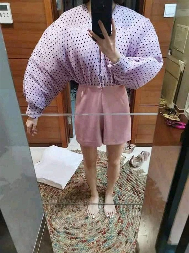 Đây là bộ đồ mà cô gái nhận được. Đây là bộ đồ mà cô gái nhận được.