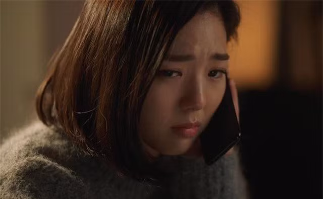 Cứ cuối tuần tôi về thì cô ấy lại đóng vai người vợ ngoan hiền, nhớ chồng, mong chồng. Tôi cũng chẳng nghi ngờ gì cả. (Ảnh minh họa).