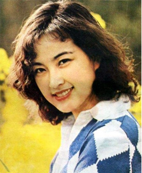 Lưu Hiểu Khánh lộ rõ gương mặt cứng đờ, khác lạ ảnh 2 Lưu Hiểu Khánh thời trẻ.