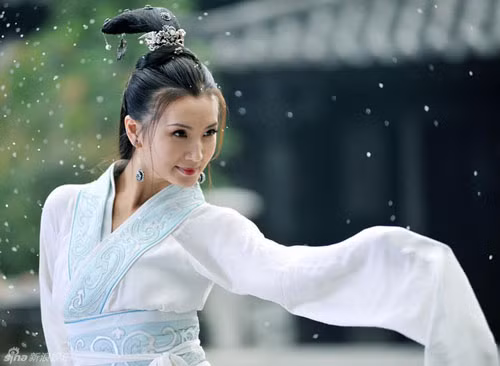 Trần Hảo - Điêu Thuyền duyên dáng nhất: Trần Hảo được mời đóng vai Điêu Thuyền trong tác phẩm Tam quốc diễn nghĩa 2010. Vai diễn giúp cô nổi tiếng và là một trong những nàng Điêu Thuyền đẹp nhất màn ảnh. Thậm chí đàn chị Trần Hồng còn không tiếc lời khen ngợi diễn xuất của mỹ nhân sinh năm 1979 và cho rằng Điêu Thuyền của Trần Hảo là nàng Điêu Thuyền nữ tính nhất, duyên dáng nhất.