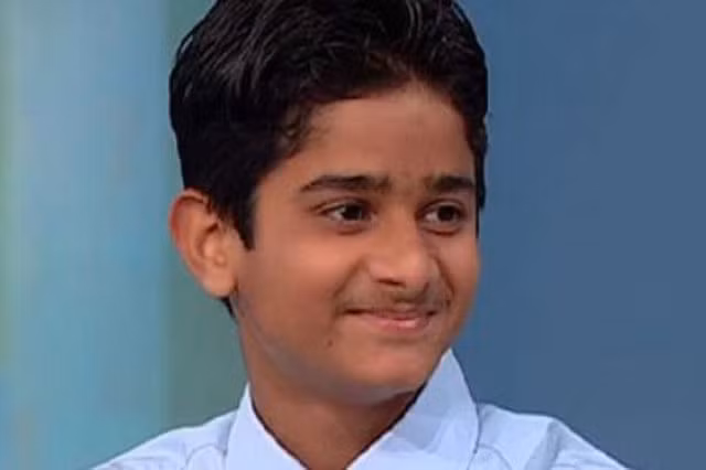 2. Akrit Jaswal. Chàng trai người Ấn Độ này có chỉ số IQ lên tới 146 và được nhận vào trường đại học Punjab khi chỉ mới 12 tuổi. Trước đó, Akrit còn khiến nhiều người phải ngỡ ngàng khi phẫu thuật thành công cho một cô gái bản địa bị bỏng tay khi mới 7 tuổi.