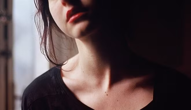 Mở món quà cưới người cũ chồng tặng, tôi khóc ngất đến nhập viện ngay đêm tân hôn