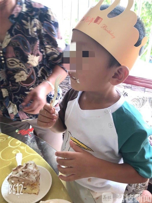 Cậu bé 5 tuổi mà anh Liu đã nuôi nấng bao năm qua. Cậu bé 5 tuổi mà anh Liu đã nuôi nấng bao năm qua.