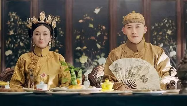 Vì tửu lượng thấp nên chỉ sau vài chén Phó phu nhân đã ngà ngà say.