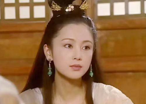 Trần Hồng - Nàng Điêu Thuyền đẹp nhất: Trần Hồng thủ vai Điêu Thuyền trong Tam Quốc diễn nghĩa (1994). Dù xuất hiện không nhiều nhưng cô gây ấn tượng mạnh với khán giả nhờ vẻ đẹp thơ mộng và tài diễn xuất xuất thần. Chính vì vậy, năm 2003, Trần Hồng lại một lần nữa thủ vai Điêu Thuyền trong bộ phim truyền hình Lã Bố và Điêu Thuyền.