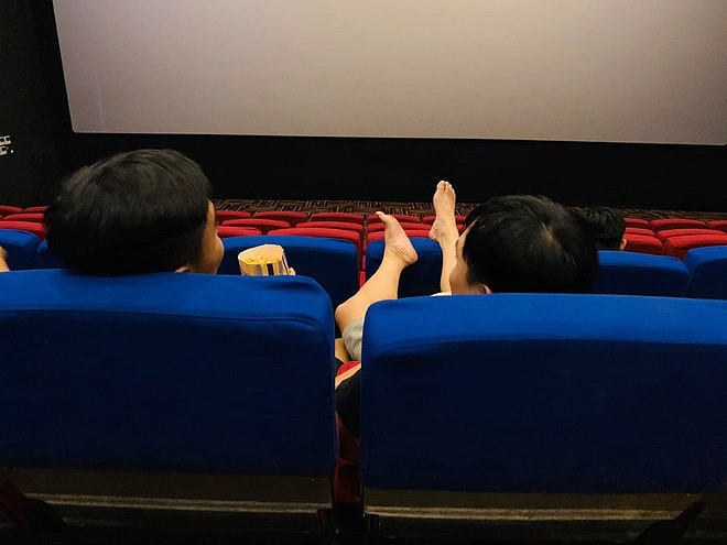 Gác 2 chân lên ghế trong rạp phim, người đàn ông gặp "quả báo" ngay lập tức