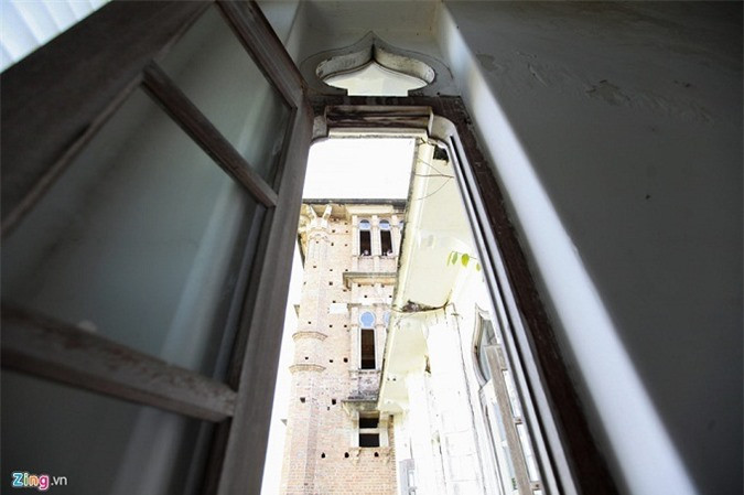 Điểm đặc biệt của lâu đài là rất nhiều cửa sổ. Đứng trong lâu đài, du khách có thể nghe thấy những tiếng gió thổi, tiếng ồn bên ngoài lùa vào tạo thành những âm thanh rất ma quái.