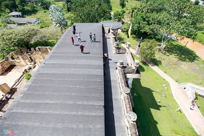 Sân thượng được đổ mái bằng với lối đi rộng, lót đá. Theo dự tính ban đầu, đây sẽ là sân tennis và khu giải trí.