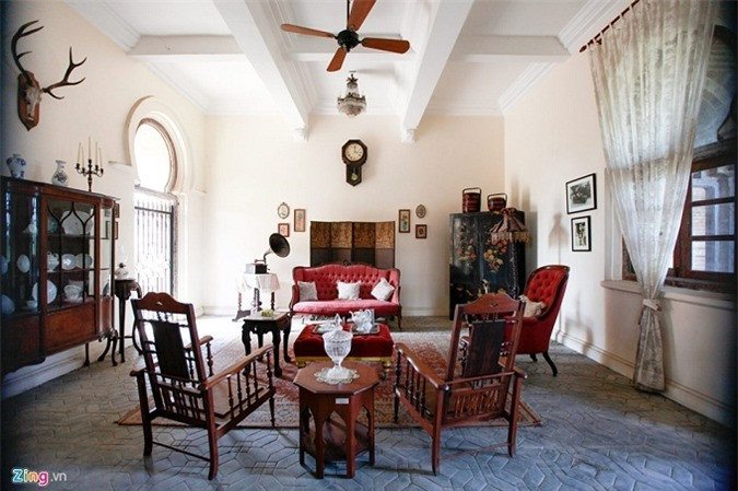 Kellie&apos;s Castle có một phòng khách đã hoàn thành với đầy đủ các trang thiết bị. Toàn bộ các cửa ra vào đều khoá kín, du khách chỉ có thể nhìn vào trong qua những khung cửa sắt.