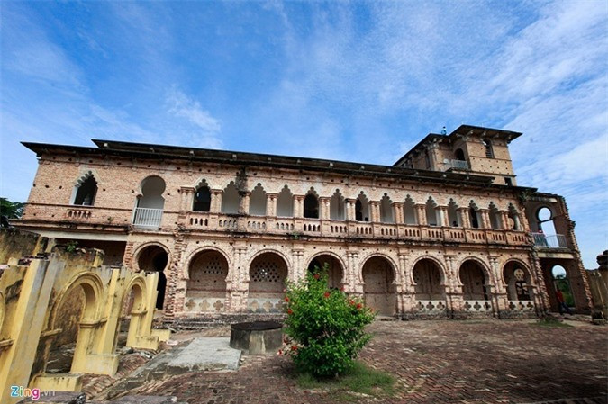 Sau khi bán lại cho chủ mới, lâu đài vẫn được giữ nguyên hiện trạng cho đến ngày nay. Một số tin đồn cho rằng giữa lâu đài và ngôi đền còn có một đường hầm nhưng không ai xác tín điều này.