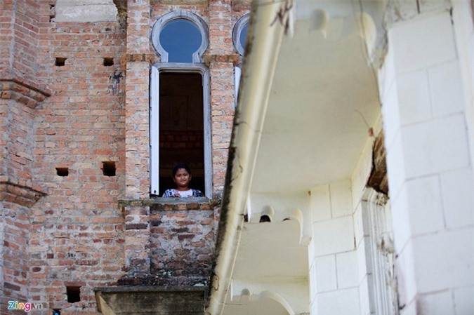 Toàn bộ cửa sổ đều được thiết kế giống nhau, mô phỏng theo hình dáng của lâu đài.