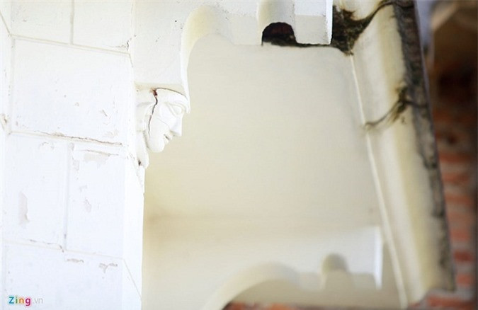 Khắp công trình là những tường với hoạ tiết được trang trí dang dở.