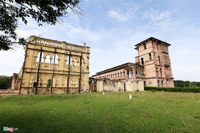 Theo bản thiết kế ban đầu, Kellie&apos;s Castle chỉ gồm một toà nhà 6 tầng. Đây cũng là công trình đầu tiên tại Malasysia được trang bị thang máy. Khi dịch cúm diễn ra, những người công nhân còn lại yêu cầu ông chủ xây thêm một ngôi đền để cầu xin sự che chở của bề trên.