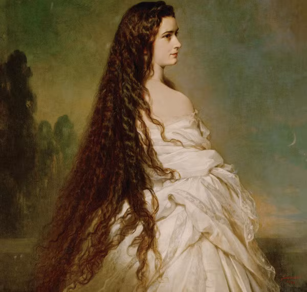 Elisabeth sở hữu nét đẹp mê đắm lòng người với mái tóc màu hạt dẻ dài.