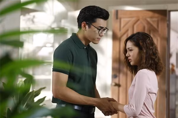 Đi xem mắt theo yêu cầu của mẹ, vợ cũ sững sờ thấy người đàn ông vừa quen vừa lạ, đáng nói là chiếc nhẫn cầu hôn đắt đỏ và lời thú nhận của người đó - Ảnh 2.