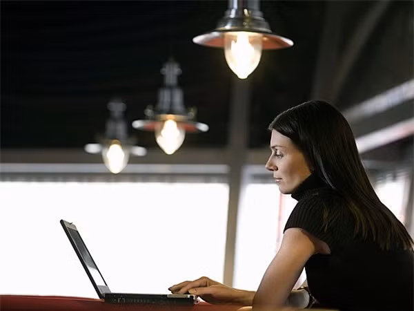 Nhiều nghiên cứu đã chỉ ra rằng, những cặp vợ chồng không nhìn vào các hoạt động trực tuyến của đối phương sẽ có xu hướng hạnh phúc hơn. (Ảnh minh họa).