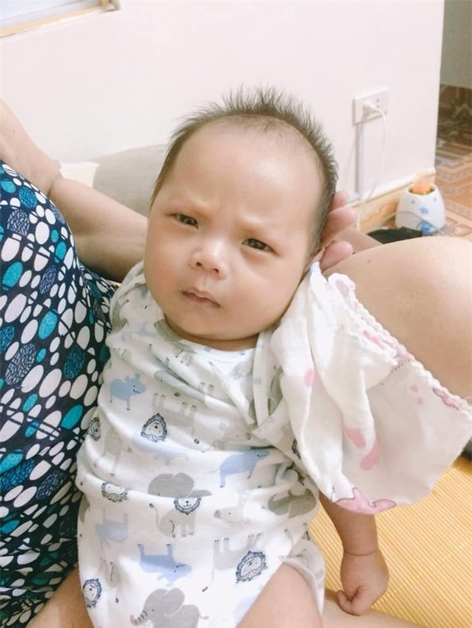 Khuôn mặt "khó ở" của cậu bé hơn 1 tháng tuổi. Khuôn mặt "khó ở" của cậu bé hơn 1 tháng tuổi.