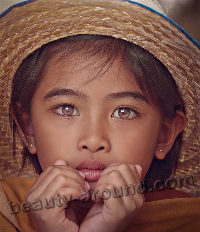 Bỗng chốc hóa sang mắt nâu với mũ nan. Bỗng chốc hóa sang mắt nâu với mũ nan.