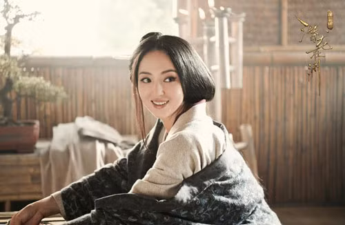 Đổng Tuyền - Điêu Thuyền đẹp mặn mà, dịu dàng: Đổng Tuyền được giao vai mỹ nhân Điêu Thuyền trong Tam quốc cơ mật (2018). Bộ phim không thành công về mặt thương mại và Điêu Thuyền chỉ là vai diễn phụ, nhưng nhan sắc của Đổng Tuyền vẫn khiến khán giả phải trầm trồ. Đổng Tuyền sinh năm 1982, lưu dấu ấn với vẻ đẹp mong manh, dịu dàng. Cô nổi tiếng với Thần điêu đại hiệp (2014), Phật sống Tế Công, Bát đại hào hiệp...