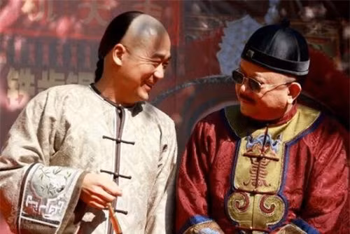 Hòa Thân và Càn Long tạo hình trong phim.