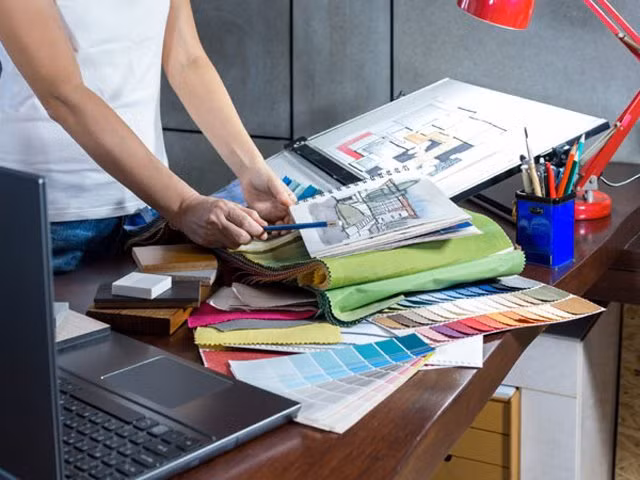 Dọn bàn làm việc cho bạn trai yêu 3 năm, cô gái phát hiện bị "cắm sừng"