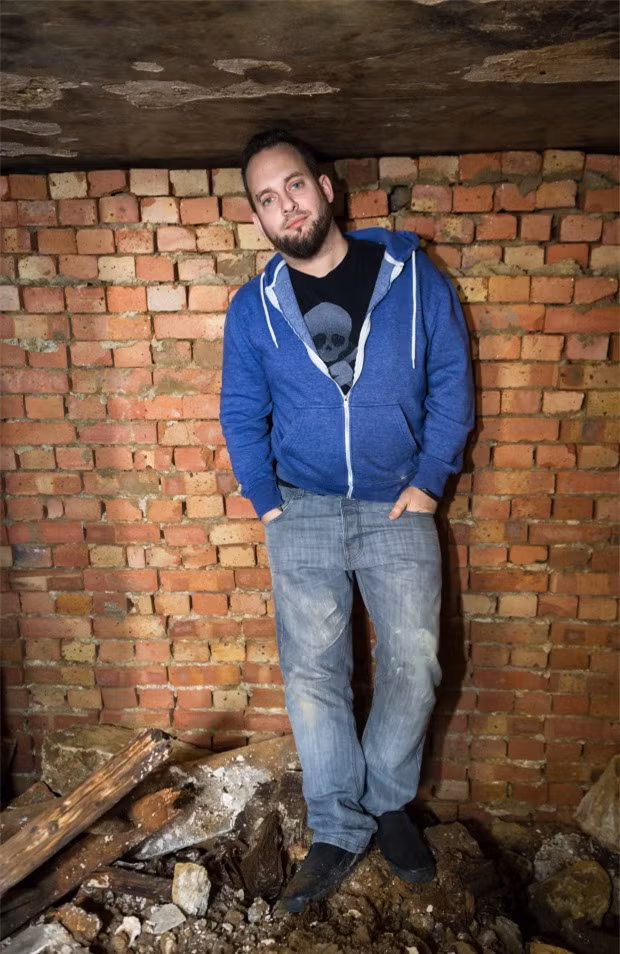 Simon đứng ở bên trong boongke.