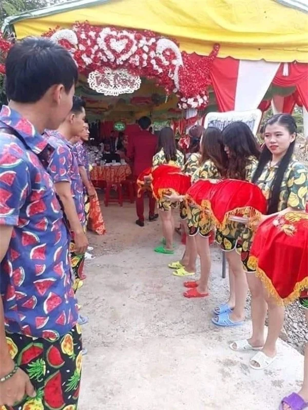 Tranh cãi gay gắt dàn nam thanh, nữ tú diện thứ này đi bê tráp đám cưới