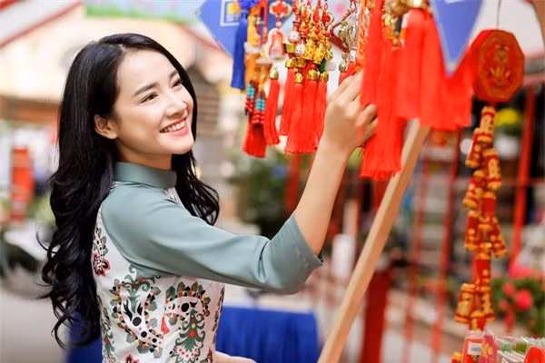 Còn khi cười lớn, xung quanh đôi mắt vốn to tròn long lanh trở nên nhăn nheo đáng kể.