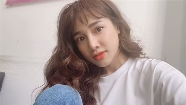 Bình thường không cười, phần mi dưới của người đẹp đã lộ rõ to...