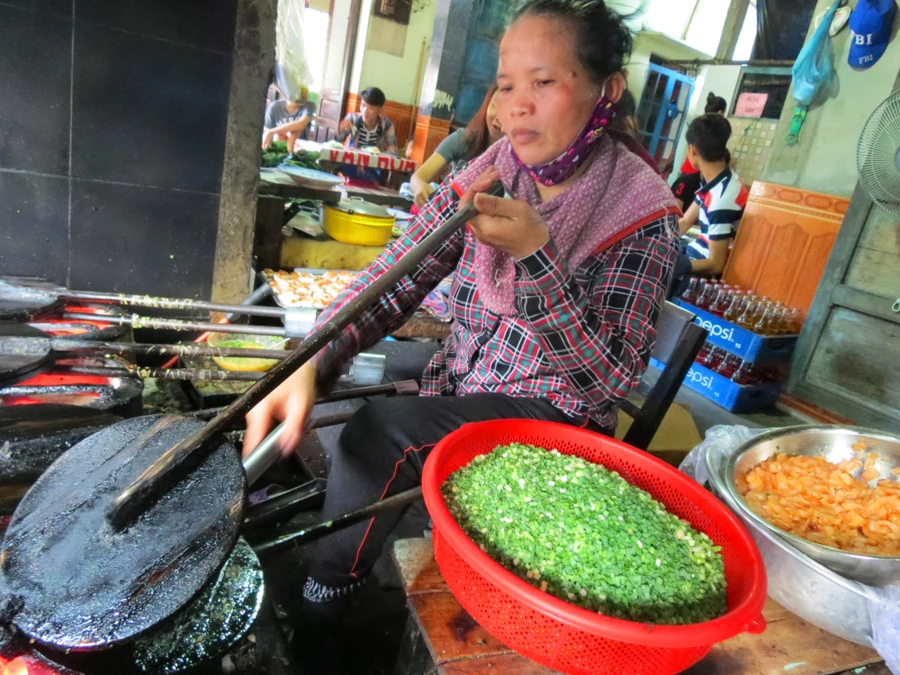 Mười mấy năm gắn bó với nghề bánh ép, chị Kiều đang đưa được bánh “xuất ngoại”