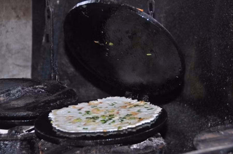 Bánh ép khô còn nguyên trên lò than Bánh ép khô còn nguyên trên lò than
