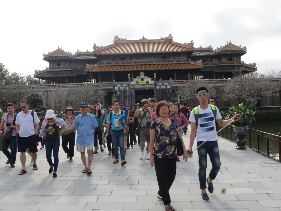 Rất đông du khách tham quan di tích Huế trong ngày 26/12