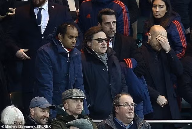 Sanllehi (phải) và Venkatesham (giữa). Ảnh: REX.