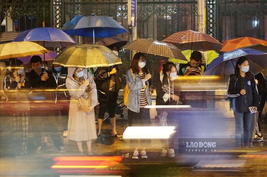 Nhiều người chờ bắt xe hàng giờ trên phố vì tắc đường.