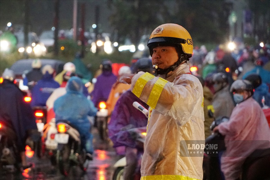 Lực lượng CSGT phân luồng giao thông trong giờ cao điểm.
