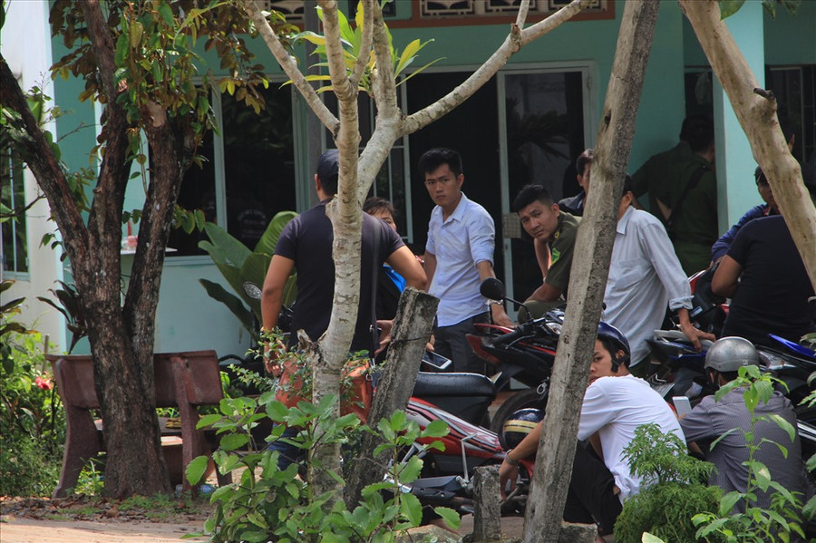 Ngày 17.5, công an mở rộng hiện trường ra vườn caosu để khám nghiệm.