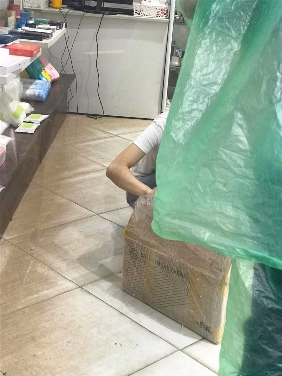 Một cửa hàng bán hàng xách tay ở Cầu Giấy vẫn tiếp tục nhập thêm hàng, bất chấp Nghị định xử phạt nặng hành vi buôn bán đồ xách tay lậu có hiệu lực. Thùng hàng không ghi rõ nguồn gốc, xuất xứ.