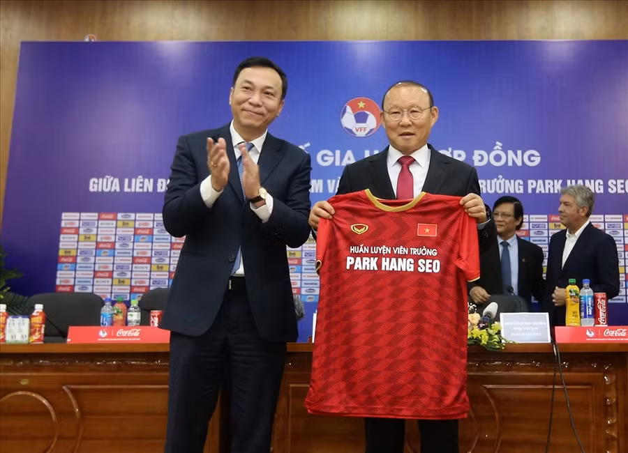 Thầy Park trong lễ gia hạn hợp đồng 3 năm với VFF. Ảnh: Hải Đăng