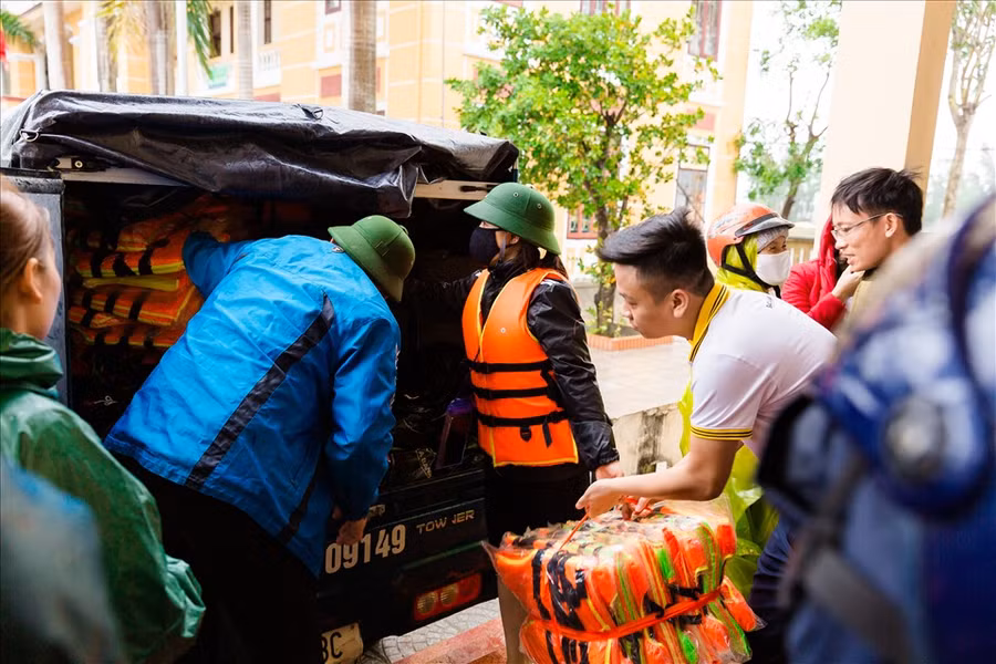 BAC A BANK chung tay cùng đồng bào bão lũ vượt qua khó khăn.